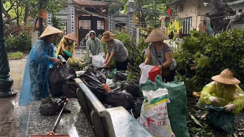 Phụ nữ quận Tây Hồ tích cực tham gia dọn dẹp, vệ sinh môi trường.