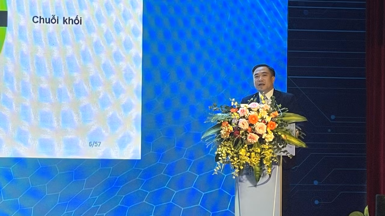 Phó Viện trưởng Phụ trách Viện Công nghệ thông tin Nguyễn Đức Toàn chia sẻ tại hội thảo. Phó Viện trưởng Phụ trách Viện Công nghệ thông tin Nguyễn Đức Toàn chia sẻ tại hội thảo.