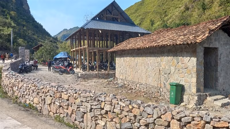 Hạ tầng cơ sở khu vực đồi cỏ đang tiếp tục được đầu tư, phục vụ du khách. Hạ tầng cơ sở khu vực đồi cỏ đang tiếp tục được đầu tư, phục vụ du khách.