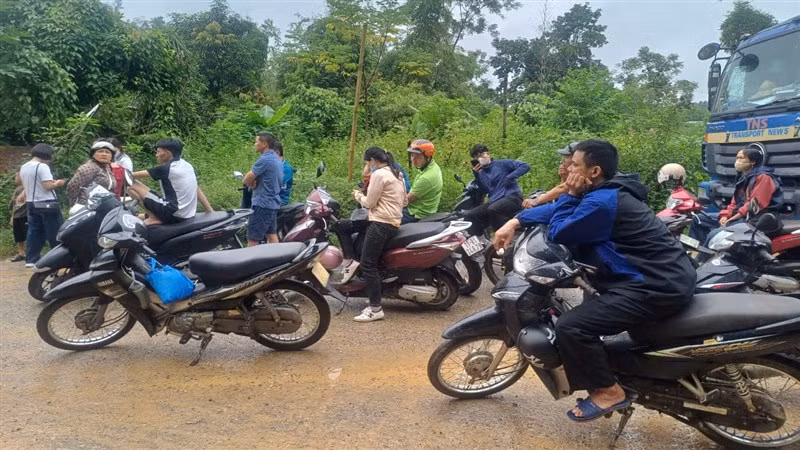 Người đi xe máy "ngán ngẩm" chờ thông đường.