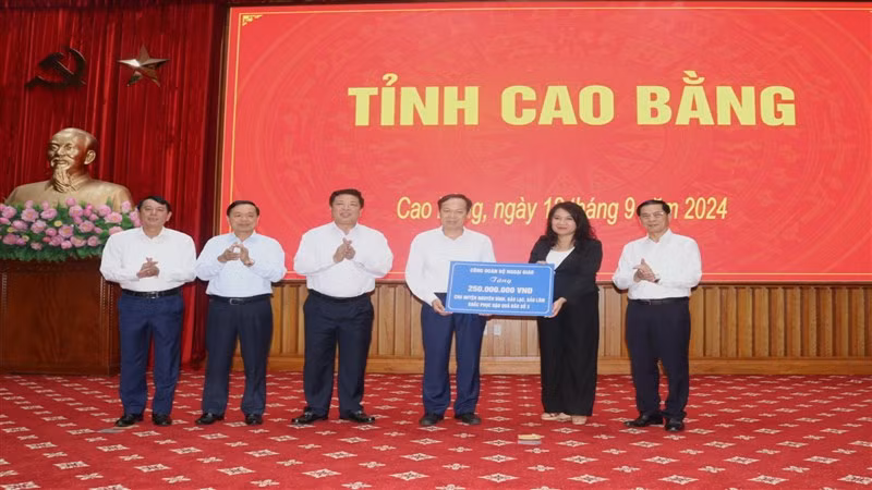 Công đoàn Bộ Ngoại giao hỗ trợ 250 triệu đồng cho các địa phương trong tỉnh Cao Bằng khắc phục hậu quả thiên tai. Công đoàn Bộ Ngoại giao hỗ trợ 250 triệu đồng cho các địa phương trong tỉnh Cao Bằng khắc phục hậu quả thiên tai.