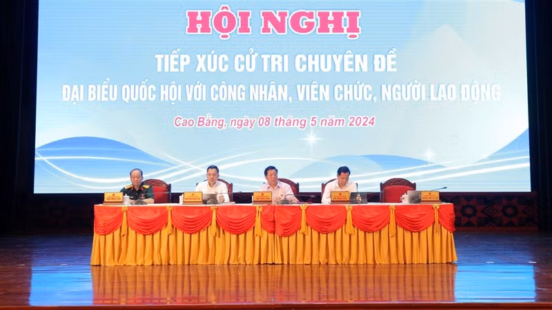 Đoàn đại biểu Quốc hội tỉnh Cao Bằng lắng nghe kiến nghị của người lao động.