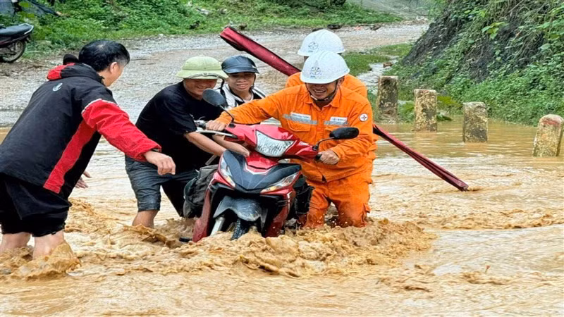 Công nhân điện lực vượt mưa lũ đi khắc phục sự cố trên lưới điện. Công nhân điện lực vượt mưa lũ đi khắc phục sự cố trên lưới điện.