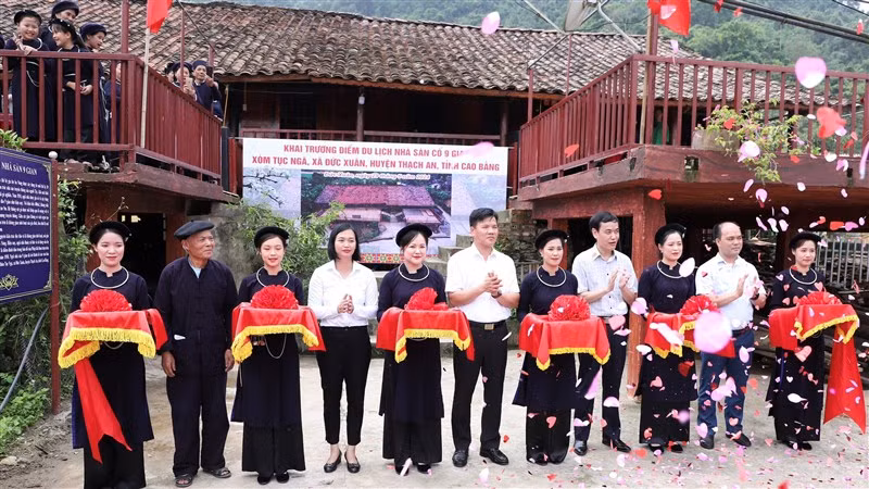 Các đại biểu cắt băng khai trương Điểm tham quan, du lịch nhà sàn cổ. Các đại biểu cắt băng khai trương Điểm tham quan, du lịch nhà sàn cổ.