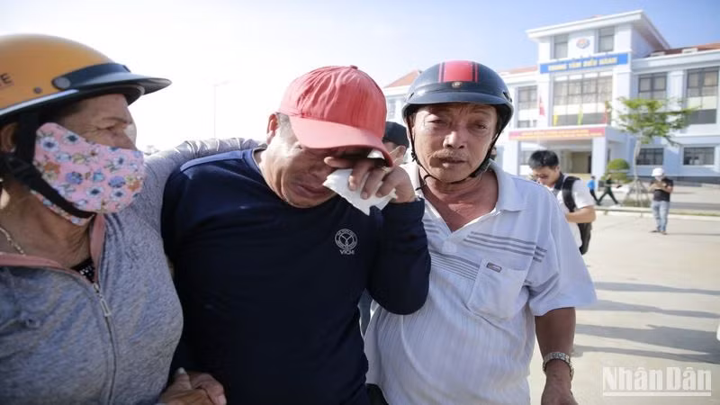 Sống sót trở về nhà nhưng thuyền trưởng tàu QNa 90129 TS Lương Văn Viên khóc nghẹn khi 12 anh em đi cùng tàu vẫn còn ngoài khơi