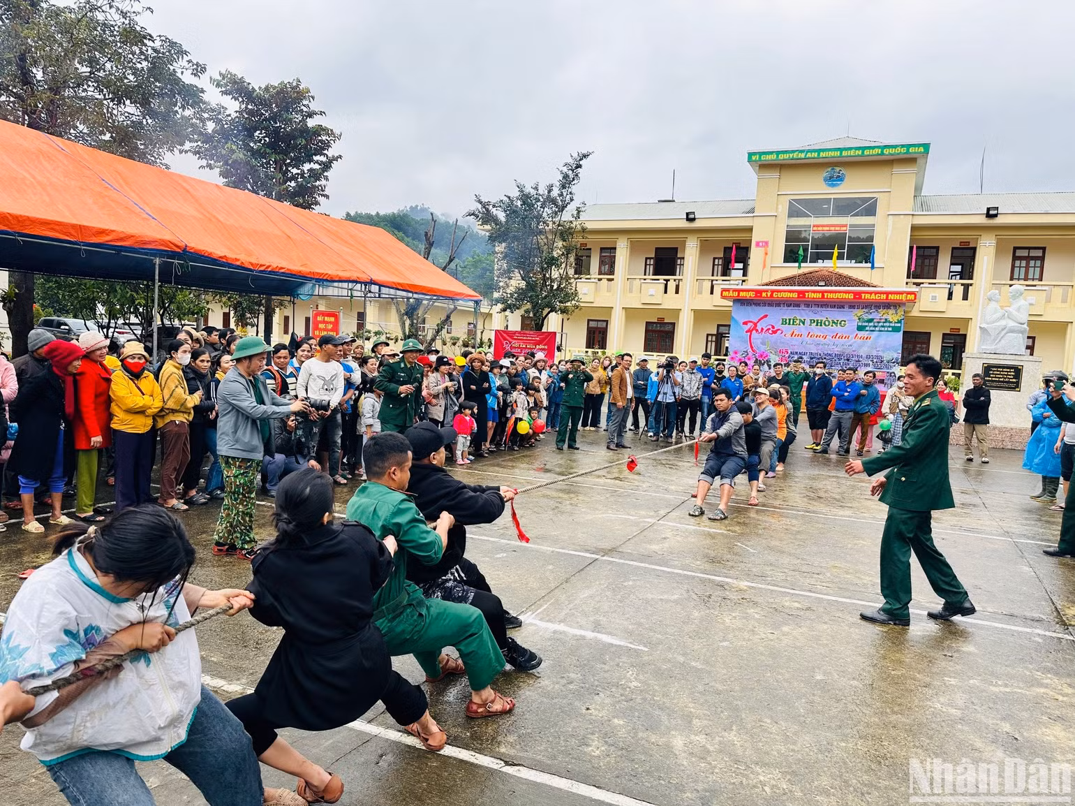 Thi kéo co cùng nhiều trò chơi dân gian mang đậm bản sắc văn hóa các vùng miền Thi kéo co cùng nhiều trò chơi dân gian mang đậm bản sắc văn hóa các vùng miền