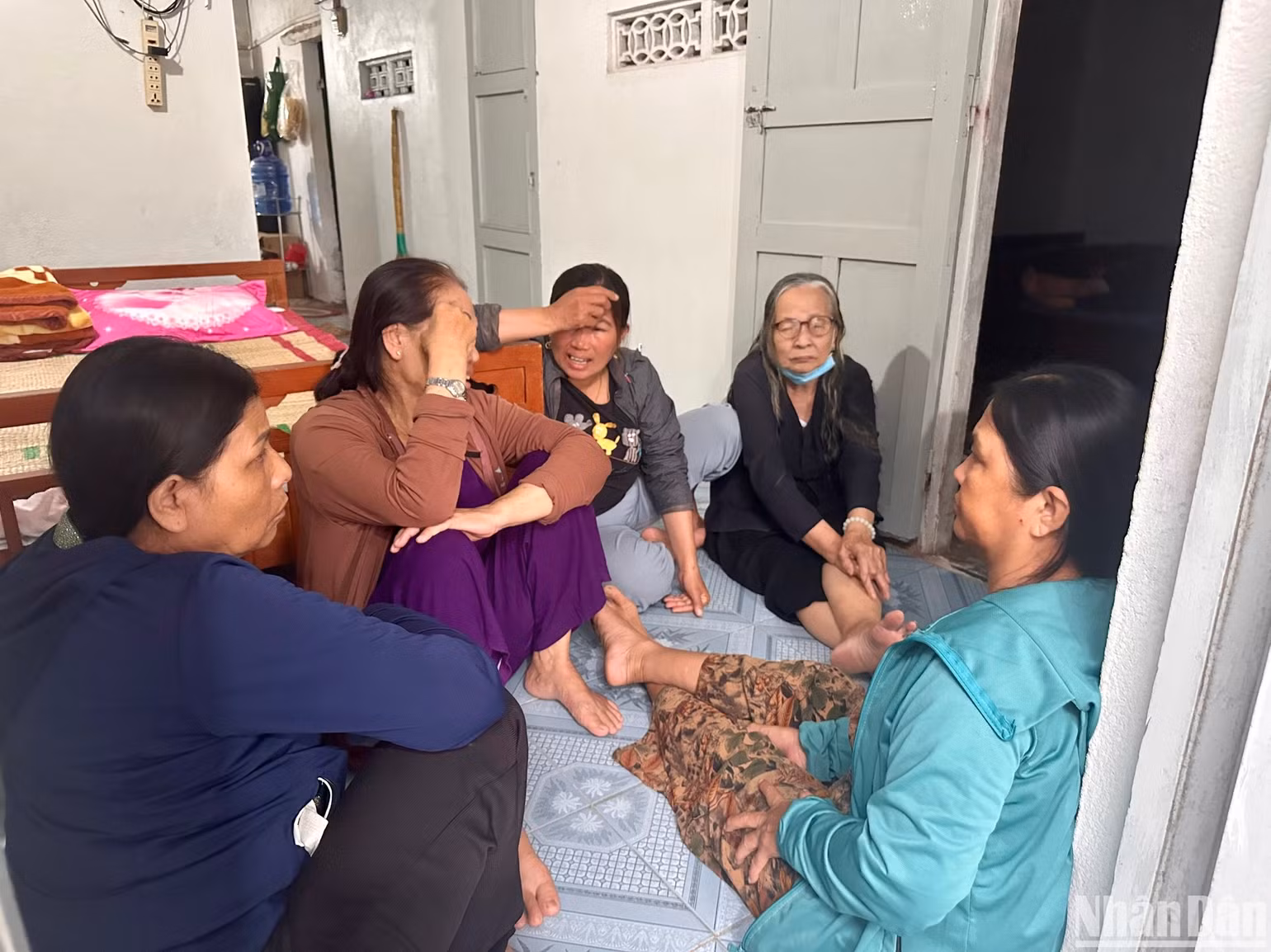 Bà con, xóm giềng động viên gia đình anh Võ Tấn Khương. Bà con, xóm giềng động viên gia đình anh Võ Tấn Khương.