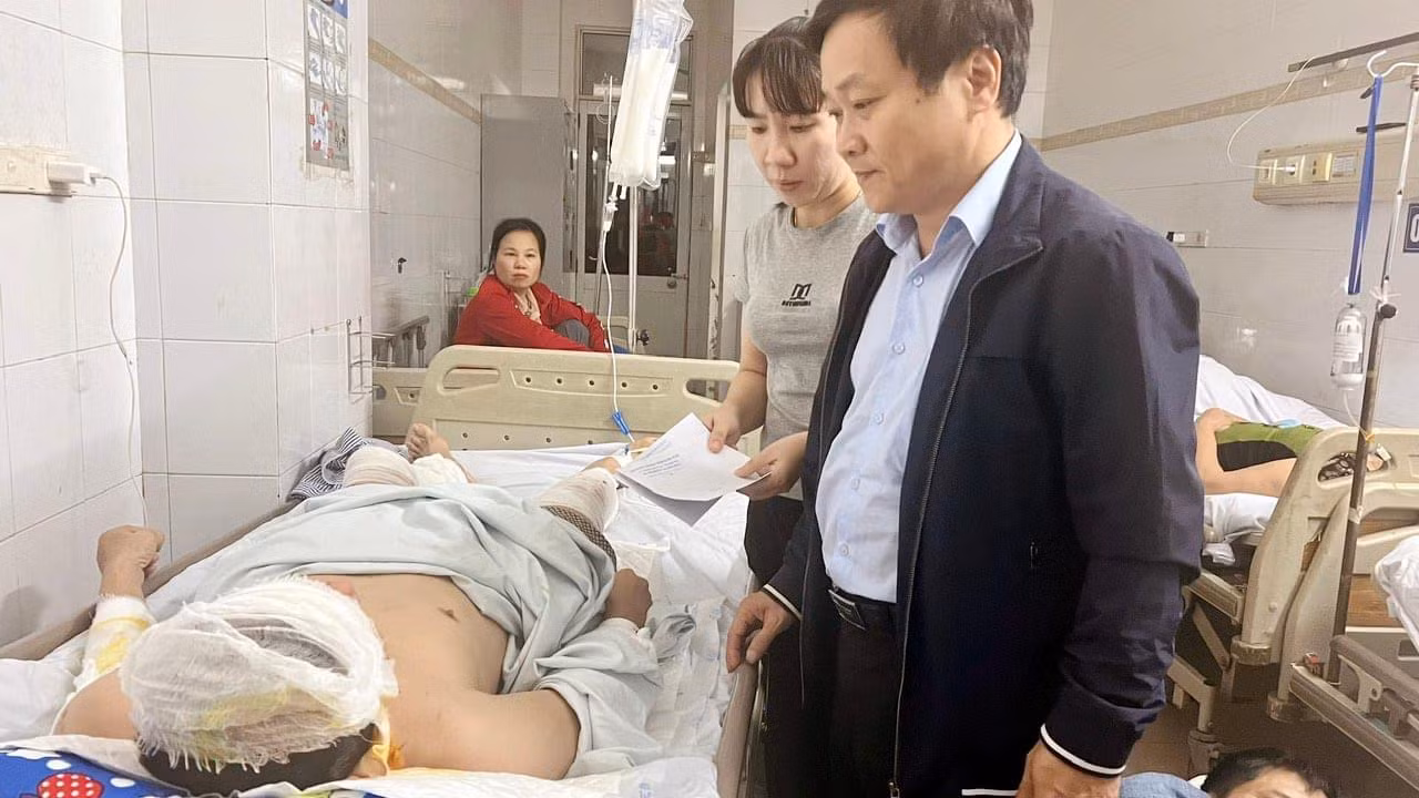 Thăm các công nhân đang điều trị tại Bệnh viện Bỏng quốc gia. Thăm các công nhân đang điều trị tại Bệnh viện Bỏng quốc gia.