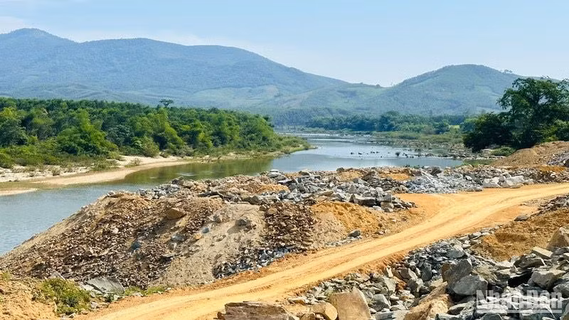 Trong quá trình đào khoét mương, đơn vị thi công đổ 9.000 khối đất đá ra sông Liên. Đất đá lấn dòng sông hơn 15m, nén dòng chảy sông Liên hẹp lại. (Ảnh ĐÔNG HUYỀN)