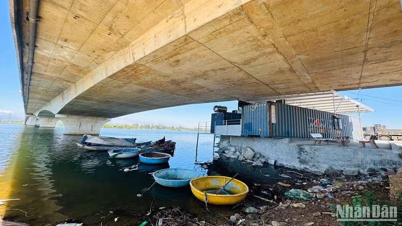 Lấn ra sông, lấn chiếm nơi neo đậu ghe, thuyền thúng của bà con ngư dân.