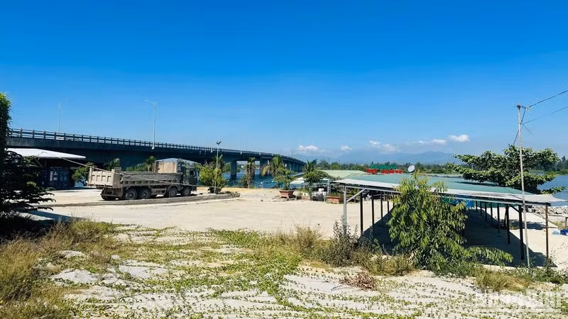 Trên mặt bằng hàng nghìn m2 lấn ra lòng sông ảnh hưởng dòng chảy, luồng tàu thuyền qua lại