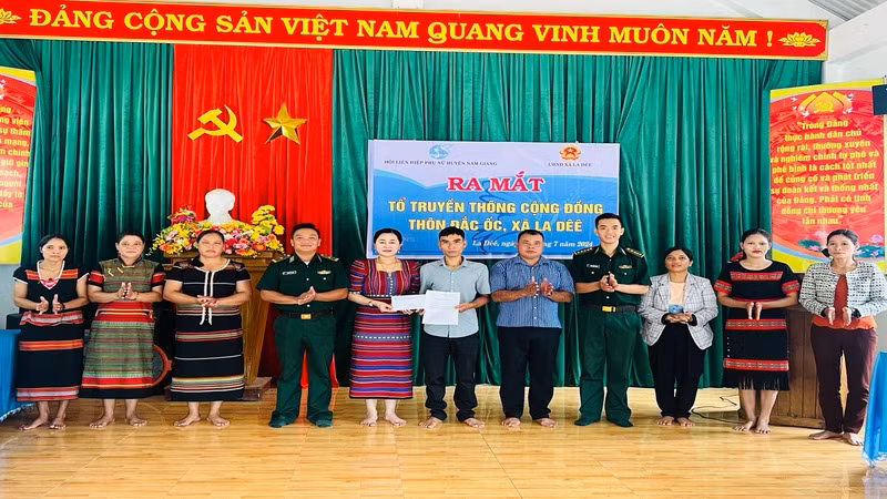 Tổ truyền thông cộng đồng thôn, xã góp phần đưa thông tin, chính sách về với nhân dân.