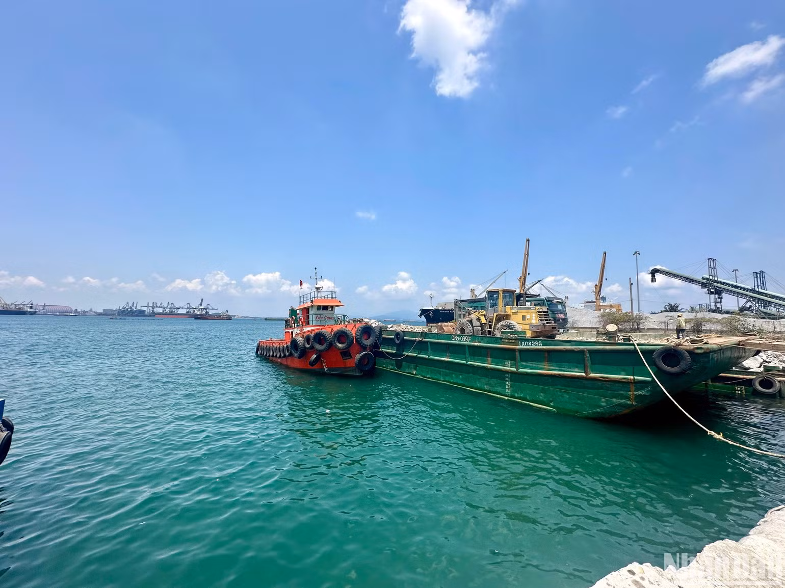 Công ty Tấn Tài vận chuyển đá hộc ra cảng Bến Đình qua cảng PTSC Dung Quất.