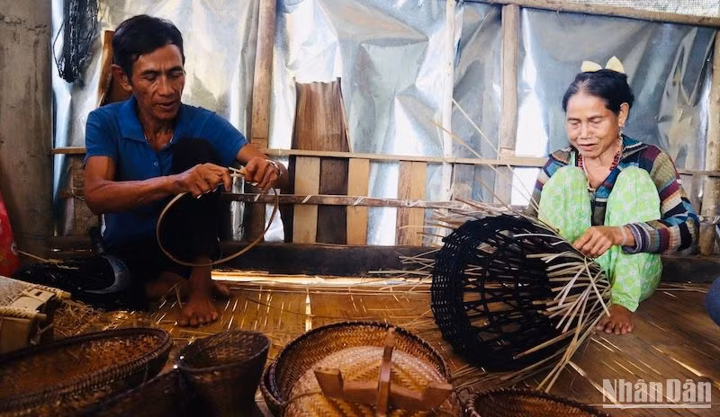 Chăm lo đời sống cho đồng bào dân tộc thiểu số là một trong những ưu tiên của huyện Minh Long.
