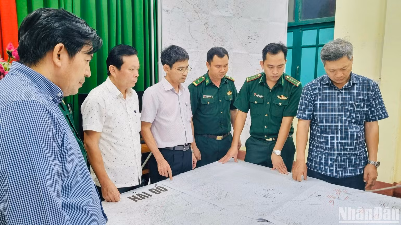 Sở chỉ huy tiền phương tại Đồn biên phòng cửa khẩu cảng Kỳ Hà liên tục cập nhật thông tin và đưa ra các phương án cứu nạn.