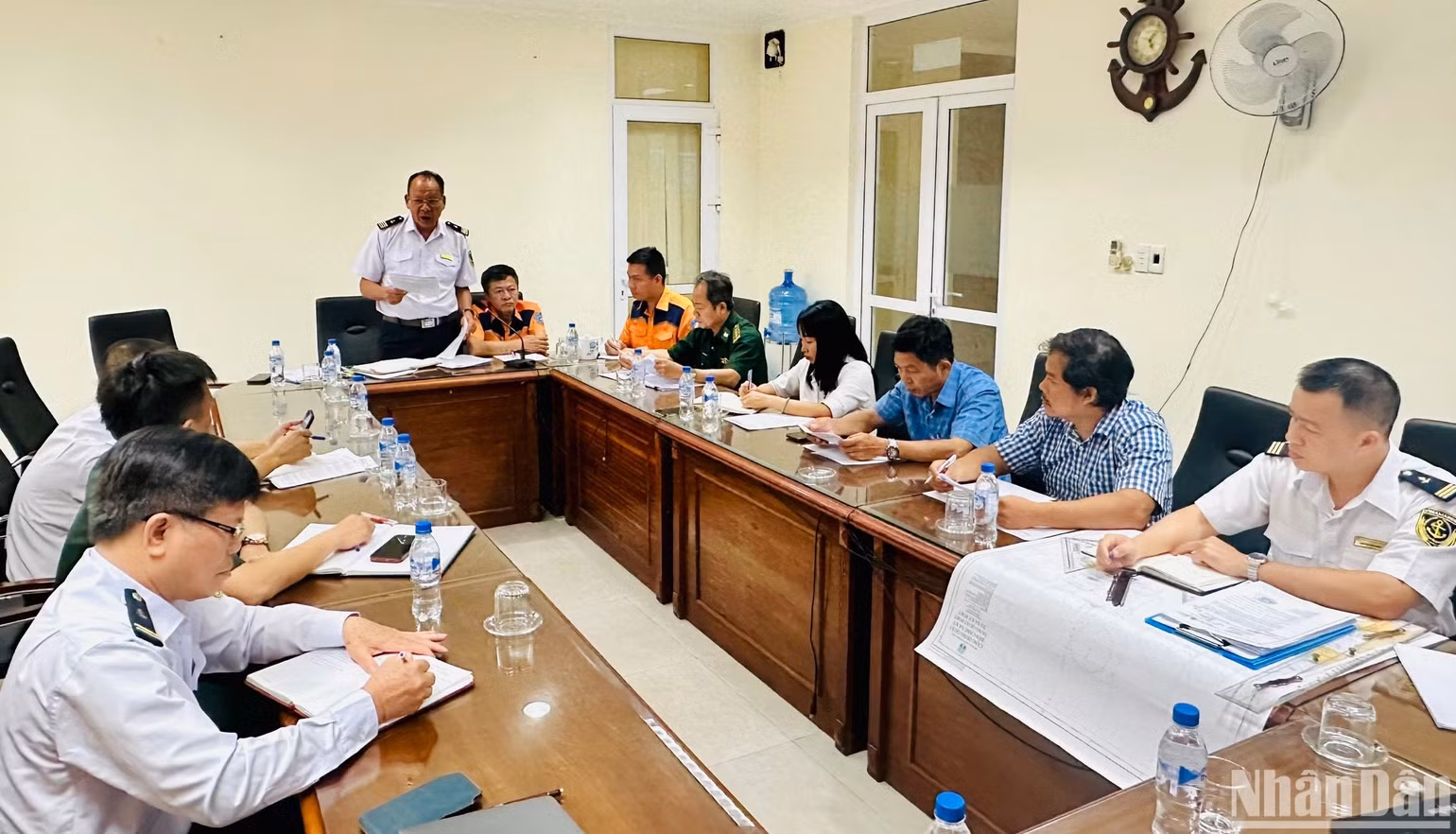 Các cơ quan chức năng họp triển khai phương án mới để tìm kiếm nạn nhân. Các cơ quan chức năng họp triển khai phương án mới để tìm kiếm nạn nhân.