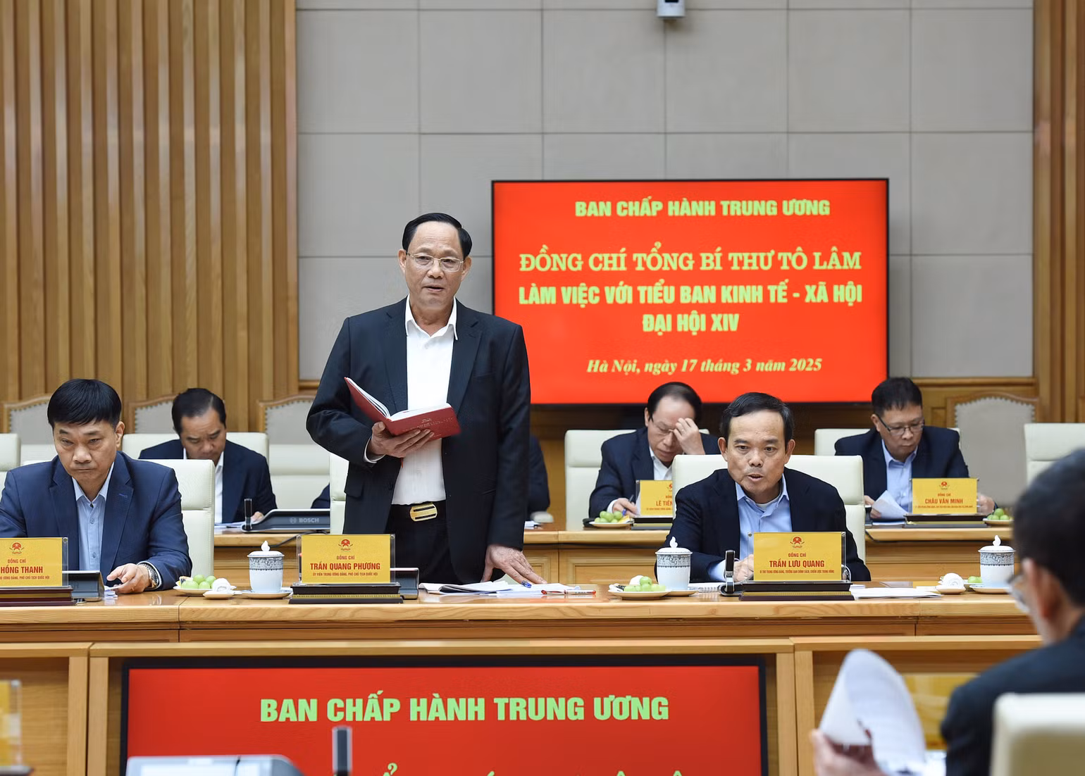 Phó Chủ tịch Quốc hội Trần Quang Phương phát biểu.