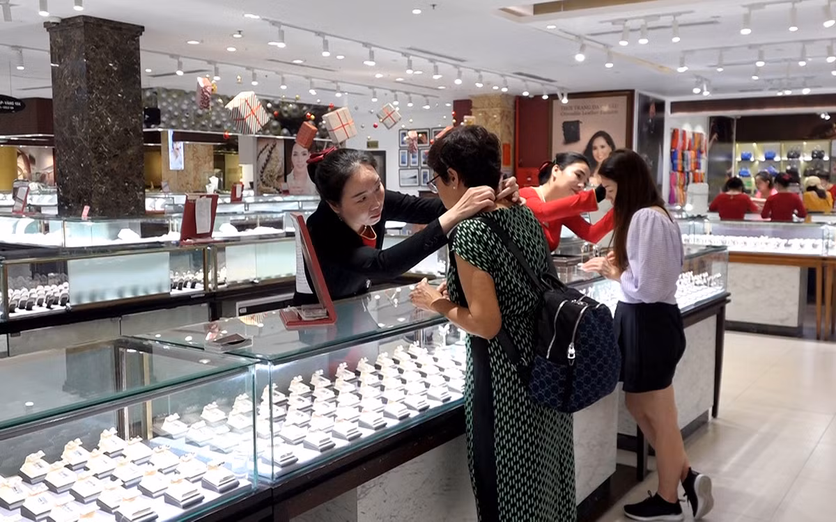 Du khách tham quan và mua sắm sản phẩm ngọc trai Ngọc Hiền.