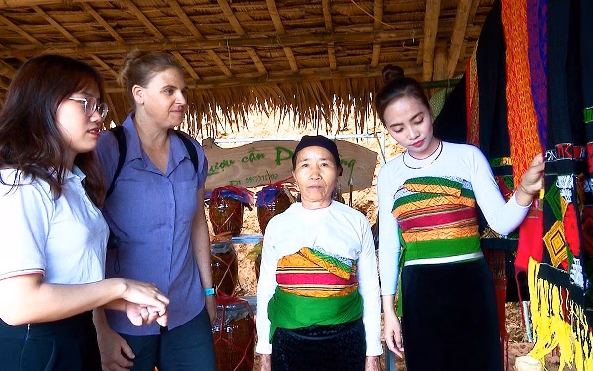 Phụ nữ ở xã Thành Lâm (Khu bảo tồn thiên nhiên Pù Luông) giới thiệu với du khách các sản phẩm thổ cẩm dệt thủ công. Phụ nữ ở xã Thành Lâm (Khu bảo tồn thiên nhiên Pù Luông) giới thiệu với du khách các sản phẩm thổ cẩm dệt thủ công.