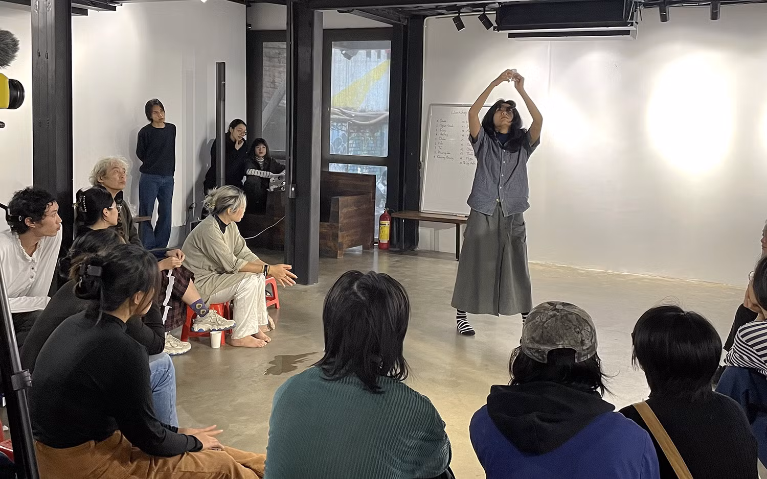 Một buổi thực hành nghệ thuật trình diễn tại APD Center (Hà Nội).