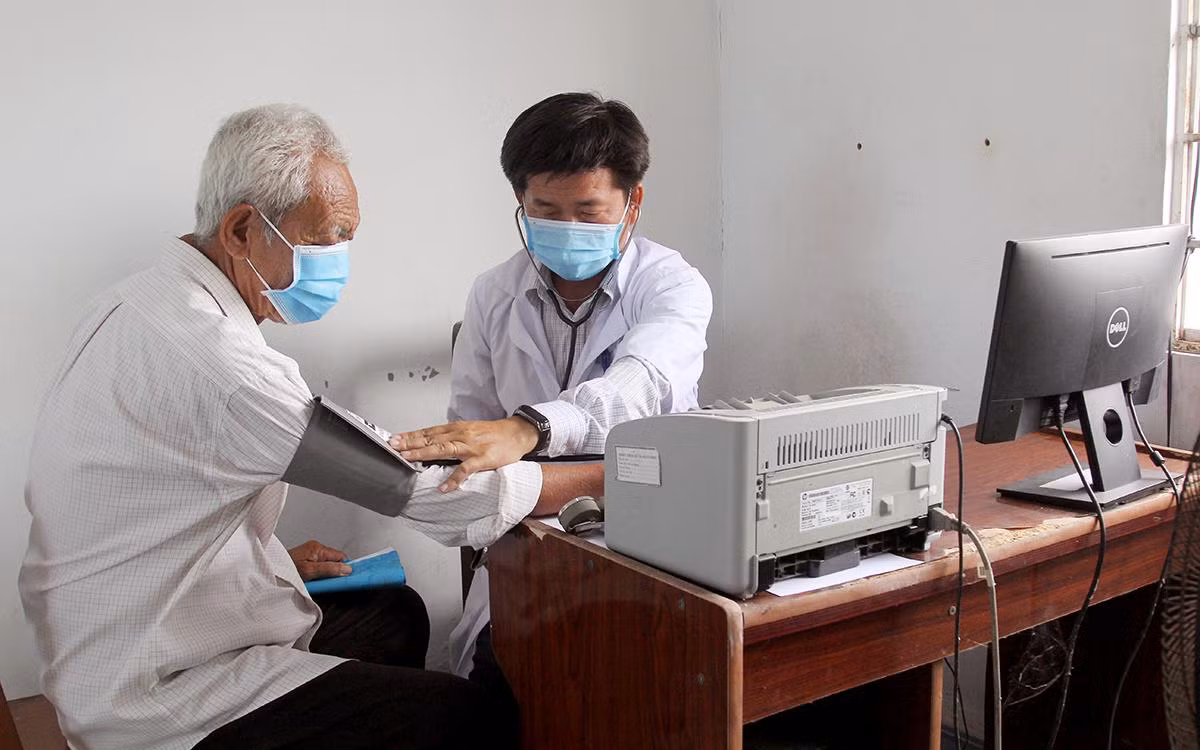 Bác sĩ Phạm Vi Bằng Vũ, Trạm Y tế xã Phú Quới, huyện Long Hồ, tỉnh Vĩnh Long khám bệnh cho người dân. Bác sĩ Phạm Vi Bằng Vũ, Trạm Y tế xã Phú Quới, huyện Long Hồ, tỉnh Vĩnh Long khám bệnh cho người dân.