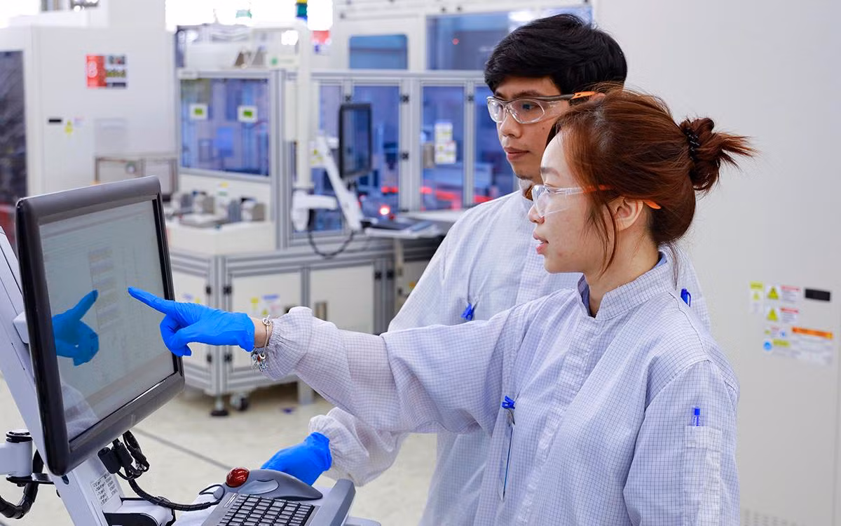 Nhân viên làm việc trong nhà máy của Công ty TNHH Intel Products Việt Nam tại Khu Công nghệ cao Thành phố Hồ Chí Minh.