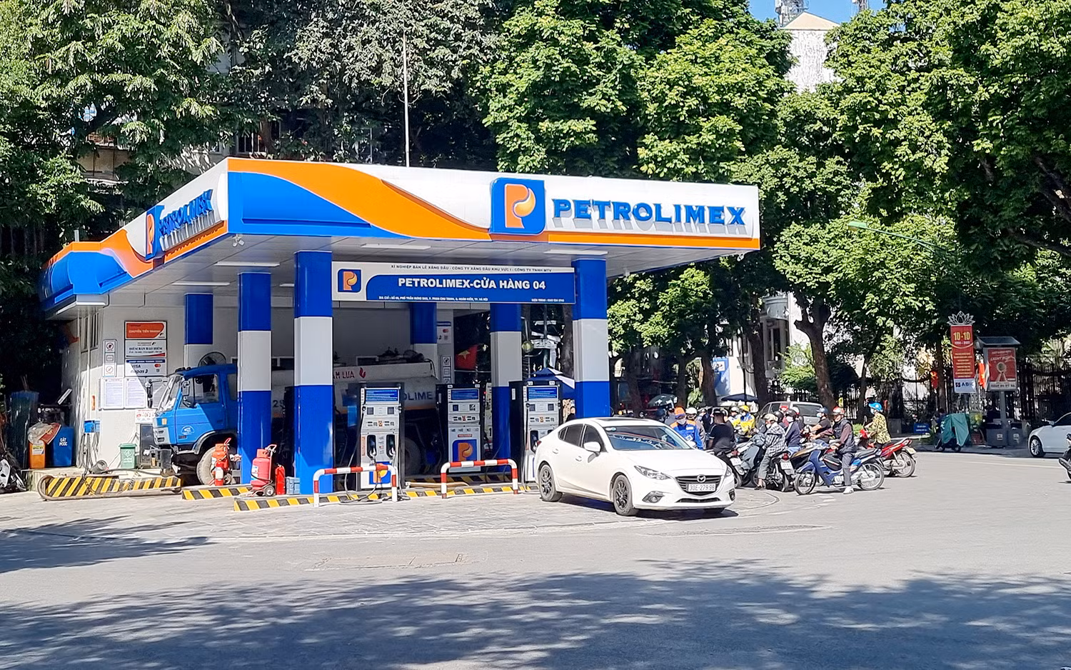 Trạm xăng Petrolimex số 04 ở phố Trần Hưng Ðạo, quận Hoàn Kiếm, Hà Nội. Trạm xăng Petrolimex số 04 ở phố Trần Hưng Ðạo, quận Hoàn Kiếm, Hà Nội.