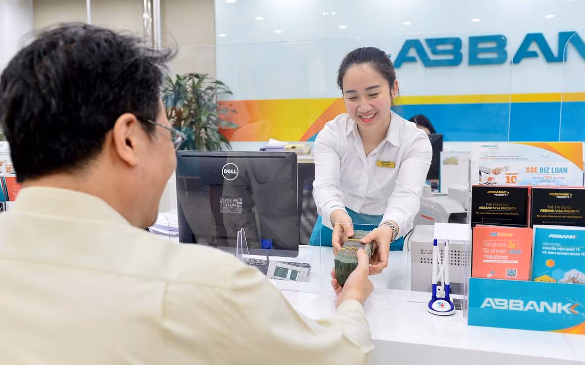 Giao dịch khách hàng tại chi nhánh ABBANK.