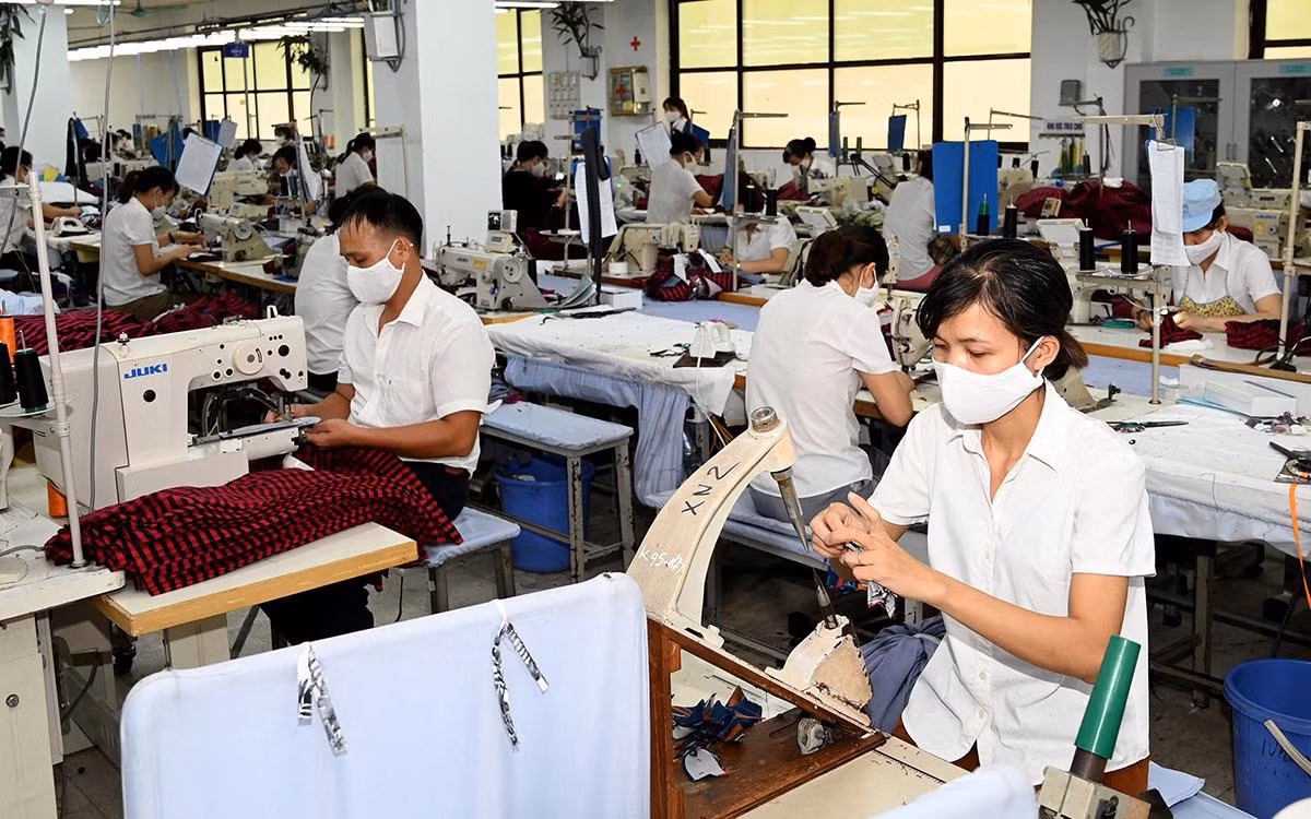 Sản xuất hàng xuất khẩu tại Công ty cổ phần May 10, Hà Nội. (Ảnh DUY ÐĂNG)