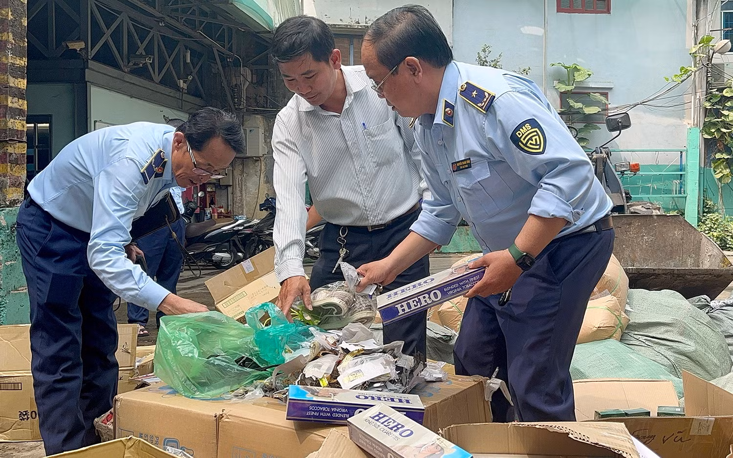 Lực lượng quản lý thị trường Thành phố Hồ Chí Minh tiêu hủy lô hàng thuốc lá nhập lậu. (Ảnh Cục QLTT)