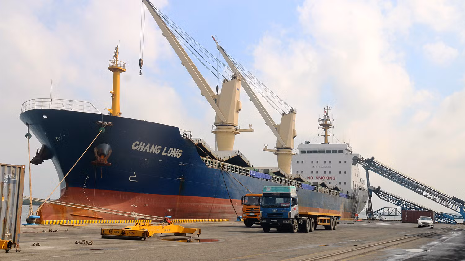 Cảng Chu Lai được đầu tư xây dựng tạo thuận lợi trong giao thương hàng hóa.