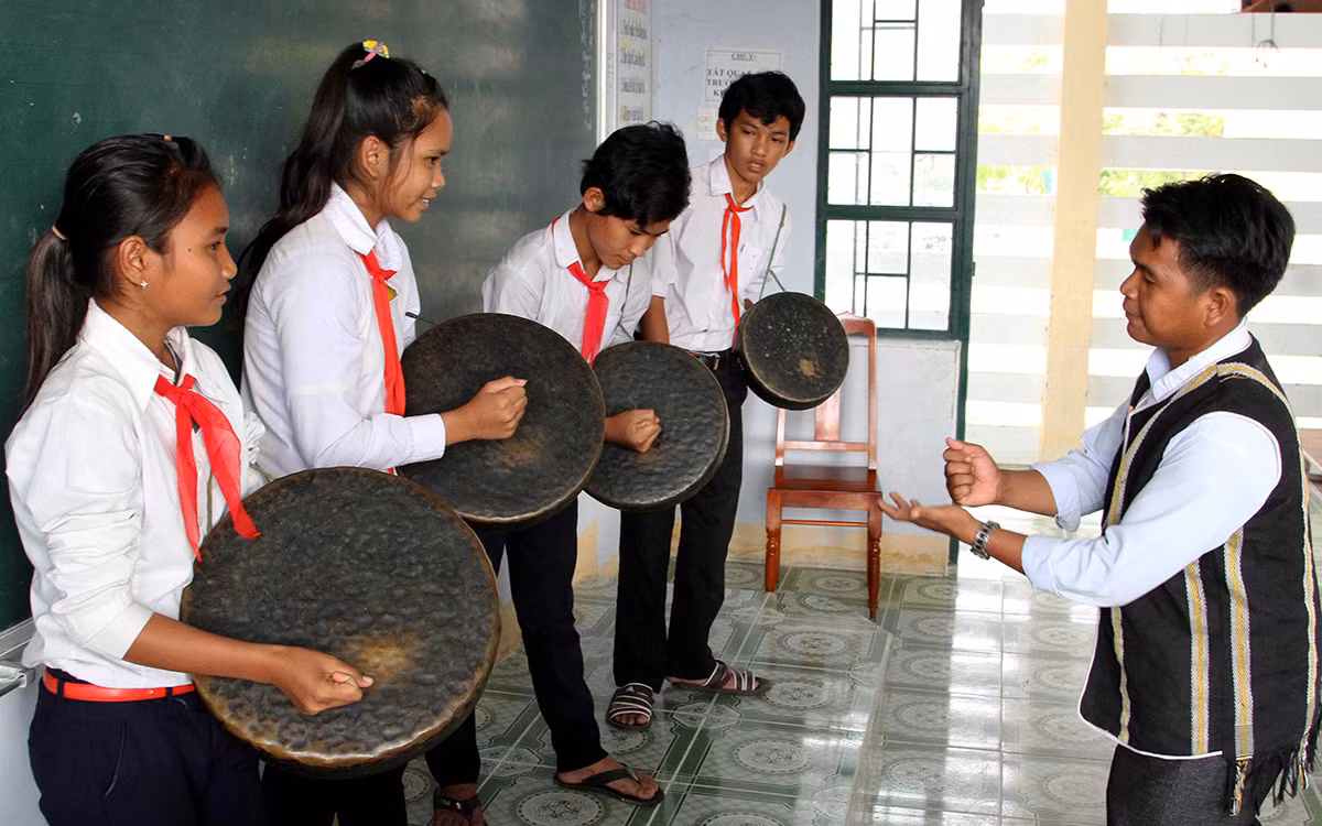 Nghệ nhân tại vùng đồng bào dân tộc thiểu số tỉnh Ninh Thuận truyền dạy kỹ năng đánh mã la cho học sinh người dân tộc Ra Glai. (Ảnh NGUYỄN TRUNG) Nghệ nhân tại vùng đồng bào dân tộc thiểu số tỉnh Ninh Thuận truyền dạy kỹ năng đánh mã la cho học sinh người dân tộc Ra Glai. (Ảnh NGUYỄN TRUNG)