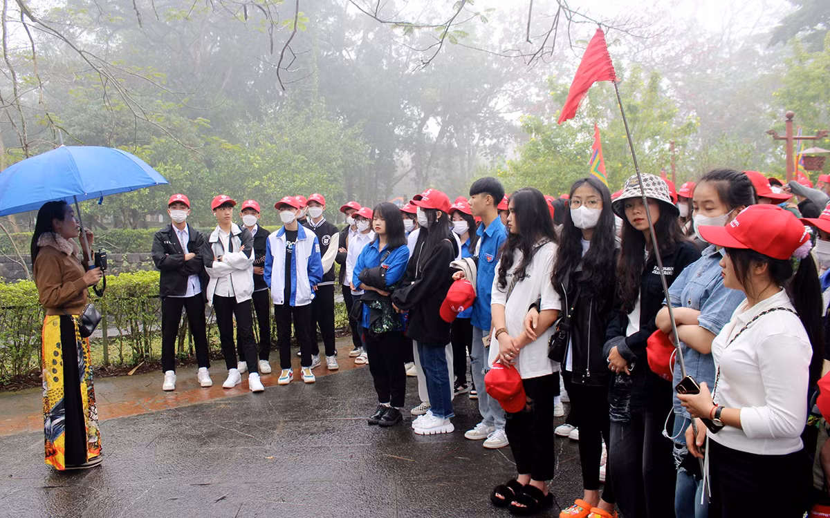 Học sinh hành hương về Lam Kinh tìm hiểu những giá trị lịch sử, văn hóa thời hậu Lê. Học sinh hành hương về Lam Kinh tìm hiểu những giá trị lịch sử, văn hóa thời hậu Lê.