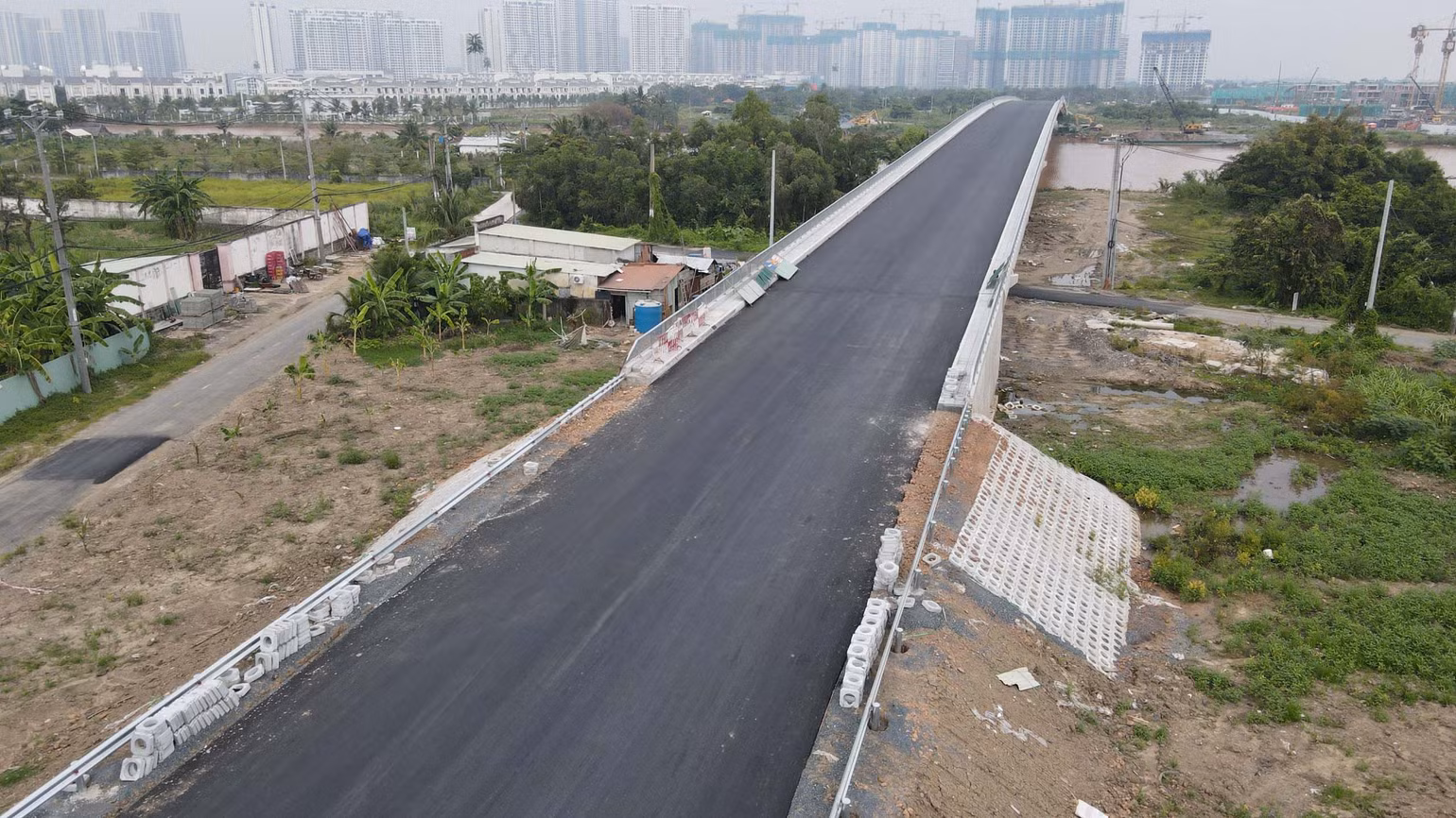 Cầu hiện tại chưa lắp hệ thống đèn chiếu sáng, thoát nước mặt cầu, vạch kẻ phân làn đường... Cầu hiện tại chưa lắp hệ thống đèn chiếu sáng, thoát nước mặt cầu, vạch kẻ phân làn đường...