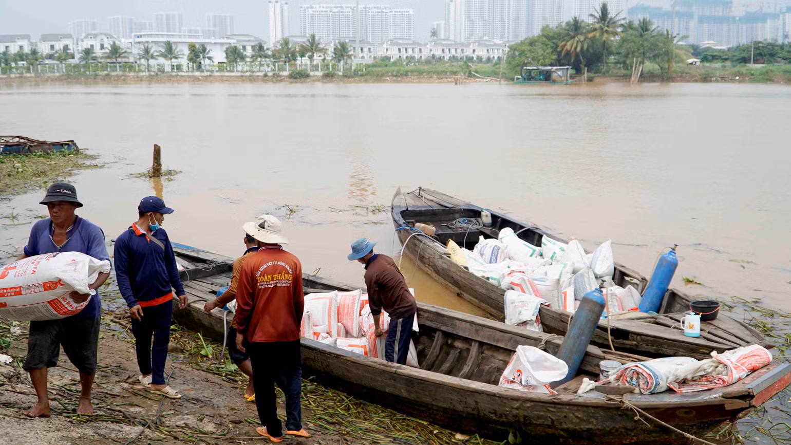 Nhiều người dân ở đây cho hay, trước khi có cầu Long Đại, để qua được 2 bên bờ sông, người dân phải đi đò, hoặc đi quãng đường dài khoảng 11km thông qua cầu Trường Phước. Nhiều người dân ở đây cho hay, trước khi có cầu Long Đại, để qua được 2 bên bờ sông, người dân phải đi đò, hoặc đi quãng đường dài khoảng 11km thông qua cầu Trường Phước.