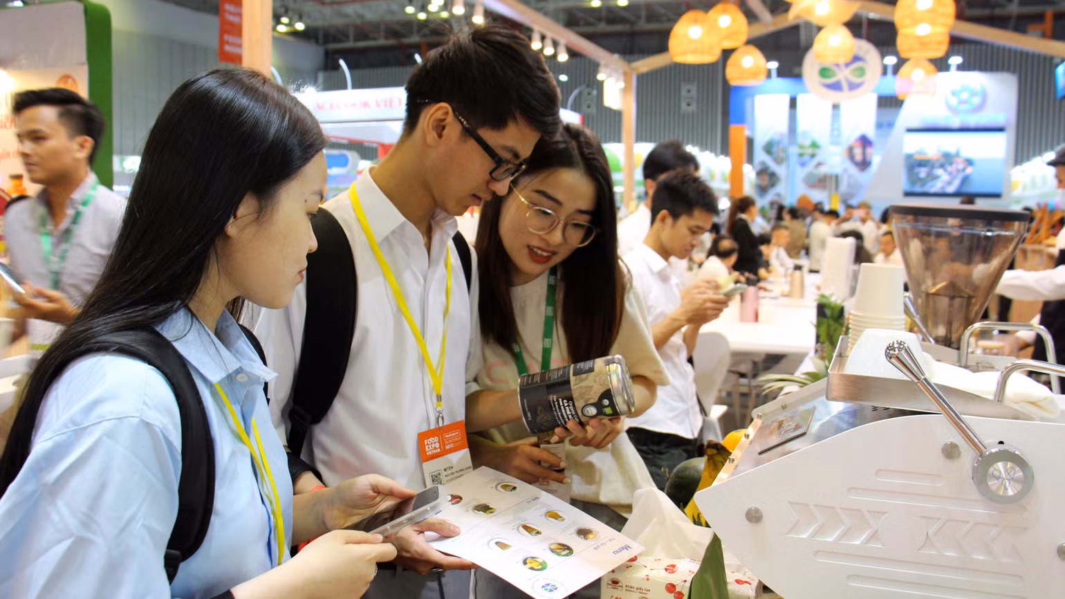 Khách tham quan, tìm hiểu sản phẩm hữu cơ tại gian hàng Biotrade trong sáng 22/11 Khách tham quan, tìm hiểu sản phẩm hữu cơ tại gian hàng Biotrade trong sáng 22/11