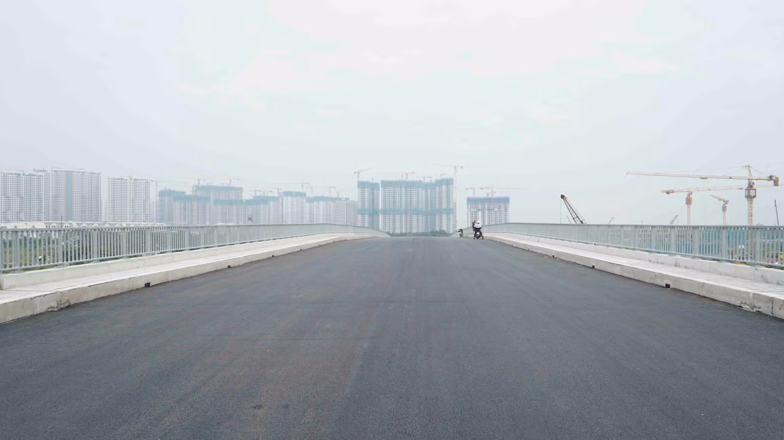 Ghi nhận của phóng viên Báo Nhân Dân, hiện cầu đã được trải nhựa trên mặt và đường dẫn, lắp lan can, lề hộ hành. Ghi nhận của phóng viên Báo Nhân Dân, hiện cầu đã được trải nhựa trên mặt và đường dẫn, lắp lan can, lề hộ hành.