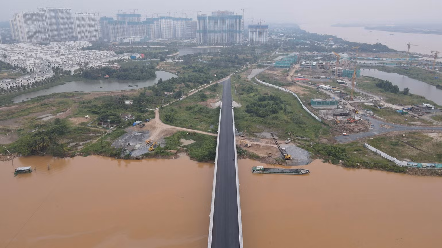 Đường nối với cầu Long Đại hướng từ phường Long Bình qua phường Long Phước vào trong khu vực này là hàng loạt nhà cao tầng, chung cư có nhiều người dân đang sinh sống và làm việc. Đường nối với cầu Long Đại hướng từ phường Long Bình qua phường Long Phước vào trong khu vực này là hàng loạt nhà cao tầng, chung cư có nhiều người dân đang sinh sống và làm việc.