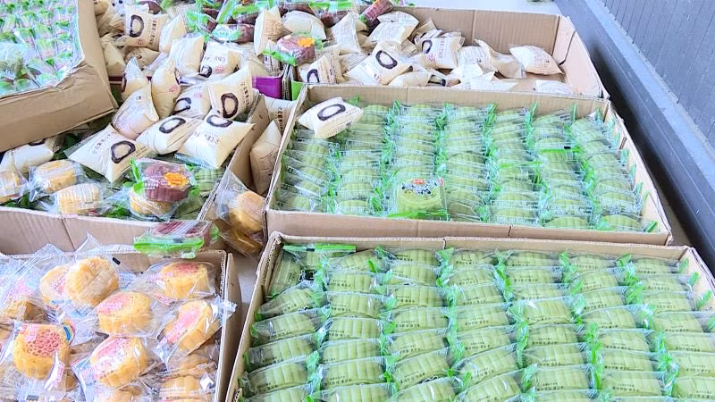 Lượng lớn bánh không rõ nguồn gốc.