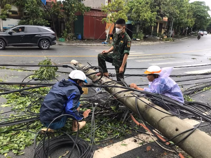 Bão số 3 làm đổ cột điện, gây mất điện ở nhiều tuyến phố ở thành phố Hưng Yên. Bão số 3 làm đổ cột điện, gây mất điện ở nhiều tuyến phố ở thành phố Hưng Yên.