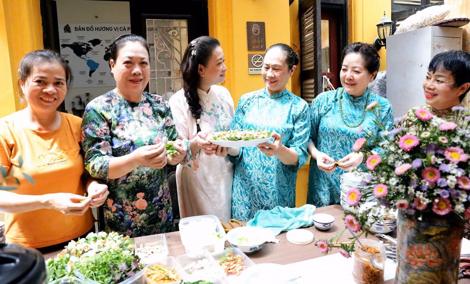 Nhà sưu tập Thúy Anh chia sẻ để cùng lan tỏa tinh hoa ẩm thực Hà thành. Nhà sưu tập Thúy Anh chia sẻ để cùng lan tỏa tinh hoa ẩm thực Hà thành.
