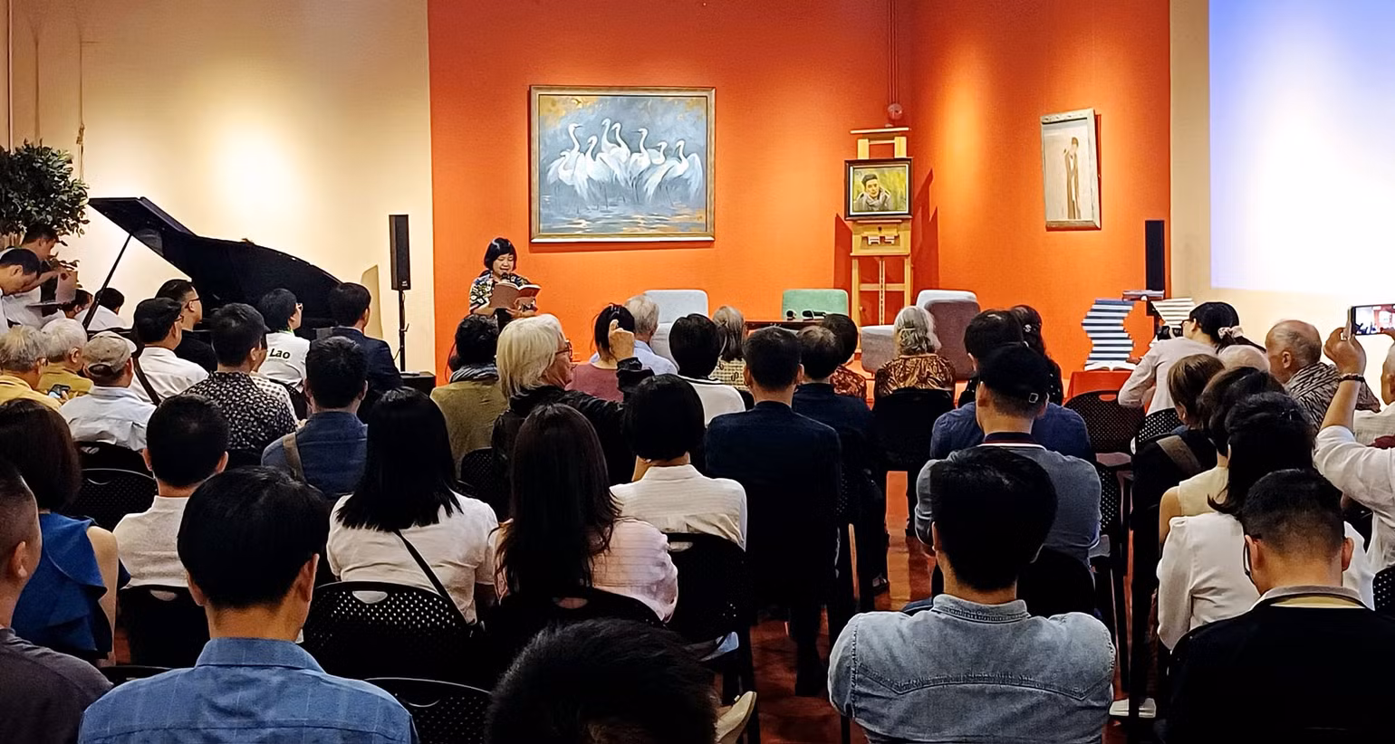 Lễ ra mắt sách thu hút đông đảo các văn nghệ sĩ và công chúng. Lễ ra mắt sách thu hút đông đảo các văn nghệ sĩ và công chúng.
