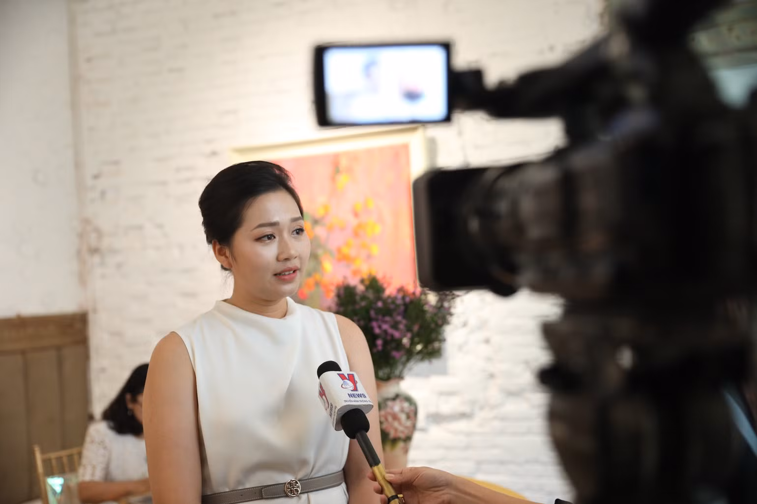 Nghệ nhân cắm hoa nghệ thuật Kim Anh Ngô bày tỏ sự xúc động và ngưỡng mộ với chuỗi hoạt động của nhà sưu tập Thúy Anh. Nghệ nhân cắm hoa nghệ thuật Kim Anh Ngô bày tỏ sự xúc động và ngưỡng mộ với chuỗi hoạt động của nhà sưu tập Thúy Anh.