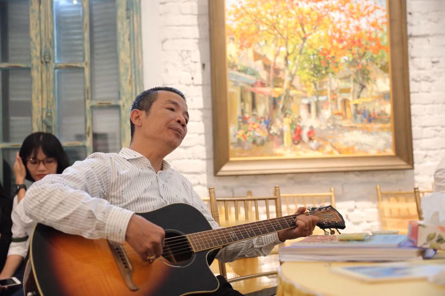 Nhạc sĩ Nguyễn Vĩnh Tiến "phiêu" tại không gian mạn đàm. Nhạc sĩ Nguyễn Vĩnh Tiến "phiêu" tại không gian mạn đàm.