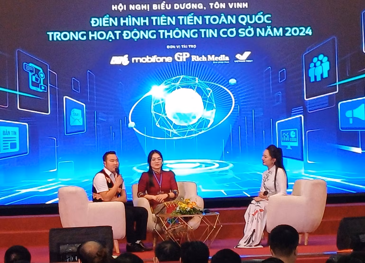 Các tuyên truyền viên cơ sở tham gia giao lưu tại hội nghị. Các tuyên truyền viên cơ sở tham gia giao lưu tại hội nghị.