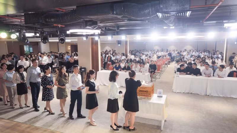 Ban Lãnh đạo và các cán bộ nhân viên toàn hệ thống LPBank tham gia quyên góp một ngày lương ủng hộ đồng bào bị ảnh hưởng do bão lũ. Ban Lãnh đạo và các cán bộ nhân viên toàn hệ thống LPBank tham gia quyên góp một ngày lương ủng hộ đồng bào bị ảnh hưởng do bão lũ.