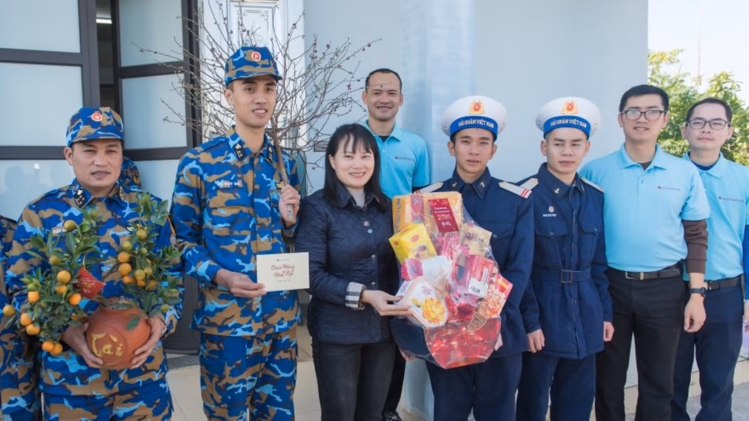 Đoàn công tác Agribank thăm, tặng quà Tết cán bộ, chiến sĩ đang công tác trên đảo Cát Bà.