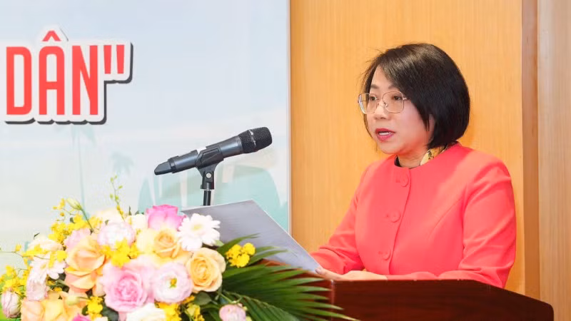 Bà Hoàng Thanh Nhàn, Tổng Biên tập Thời báo Ngân hàng phát biểu. Bà Hoàng Thanh Nhàn, Tổng Biên tập Thời báo Ngân hàng phát biểu.
