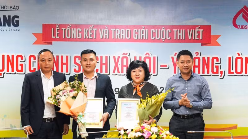 Ban tổ chức trao tặng các tác giả đạt giải nhì cuộc thi. Ban tổ chức trao tặng các tác giả đạt giải nhì cuộc thi.
