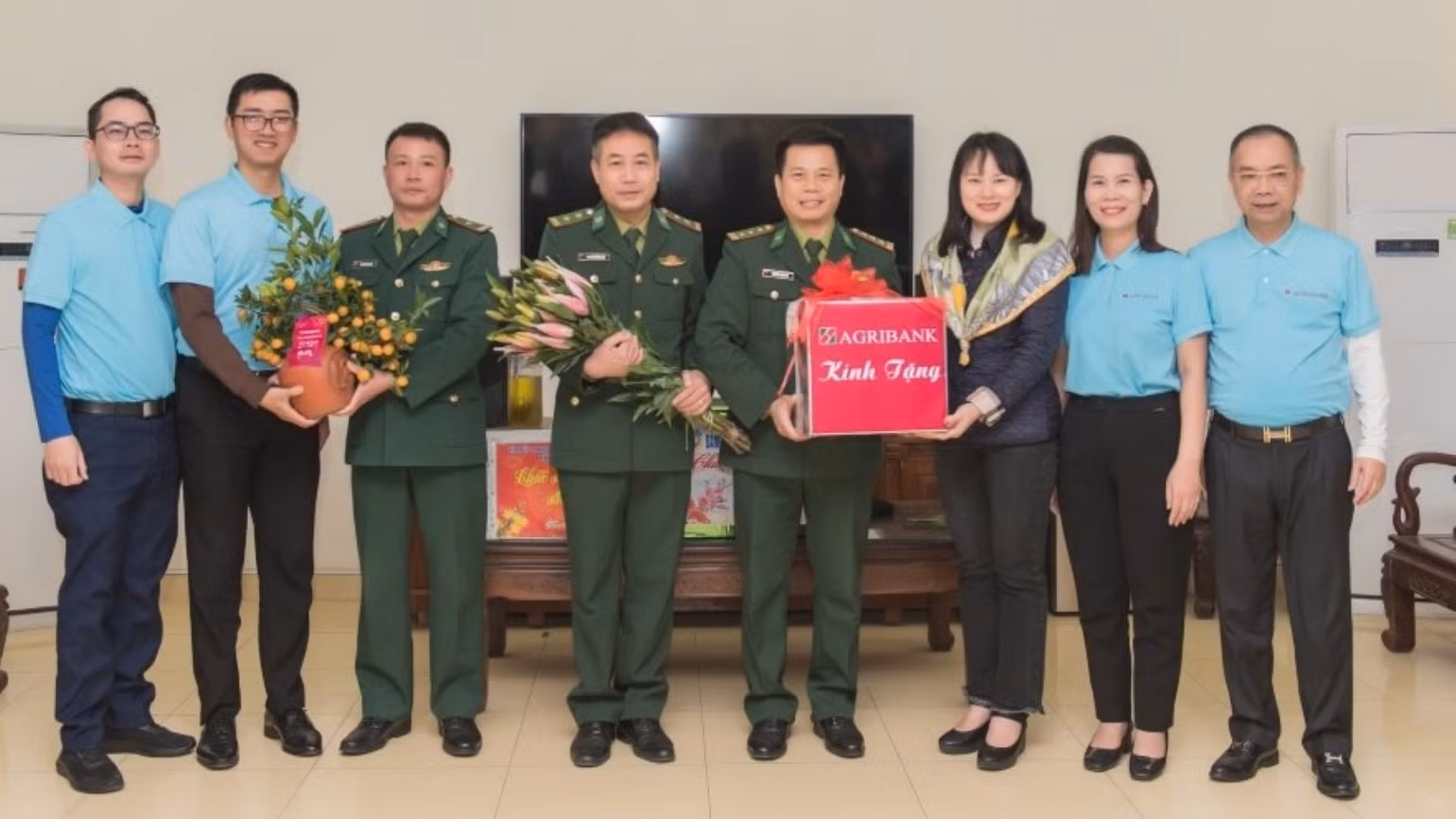 Đoàn công tác Agribank thăm, chúc Tết cán bộ, chiến sĩ đang công tác tại Đồn Biên phòng Cát Bà.
